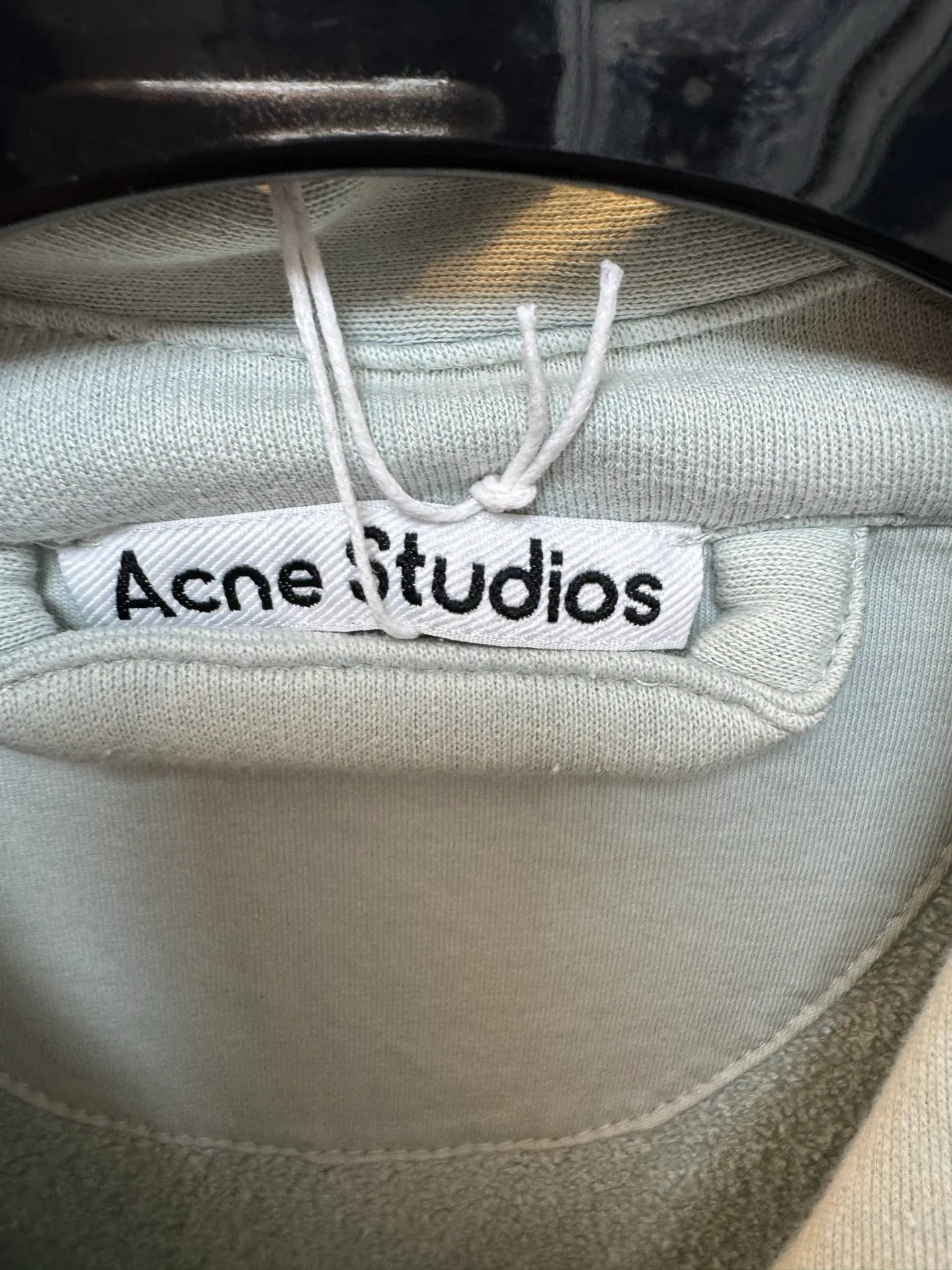 [Premium Replica] Acne 26FW Lapel Full-Zip Retro Washed Jacket (Blue) Selected high-gram heavyweight ring-spun pure cotton large terry fabric, composed of 89 cotton and 11 linen. Consistent with the original version. After multiple enzyme stone grinding pre-washing and shaping, the cloth surface has a slightly distressed and brushed texture. It feels soft and waxy but not stiff, and it is not easy to pill or deform after long-term wear. Size：s/m/l/xl